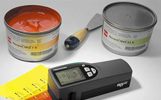 cerneala tipografica, densitometru si pantonar cu cerneluri de proces si mixate